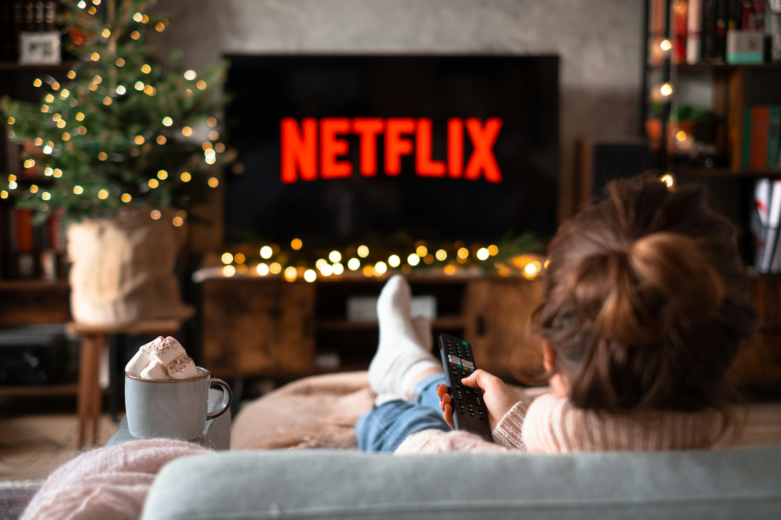 Người dùng xem Netflix trên TV tại nhà, minh họa cho hệ thống gợi ý nội dung cá nhân hóa